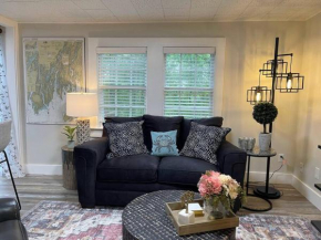 Cheerful 1 Bedroom Cottage Close to Everything 2